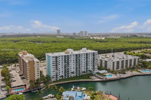 Copropriété à vendre à North Miami Beach, Floride: 2 chambres, 106.37 m2 № 2046464 - photo 30