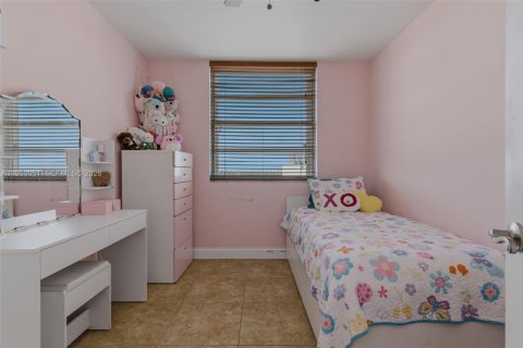 Copropriété à vendre à North Miami Beach, Floride: 2 chambres, 106.37 m2 № 2046464 - photo 18