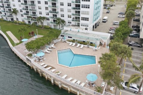 Copropriété à vendre à North Miami Beach, Floride: 2 chambres, 106.37 m2 № 2046464 - photo 28