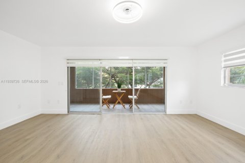 Condo in Pembroke Pines, Florida, 2 bedrooms  № 2003734 - photo 11