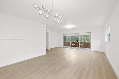 Condo in Pembroke Pines, Florida, 2 bedrooms  № 2003734 - photo 10