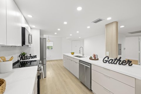 Condo in Pembroke Pines, Florida, 2 bedrooms  № 2003734 - photo 2