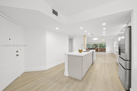 Condo in Pembroke Pines, Florida, 2 bedrooms  № 2003734 - photo 6