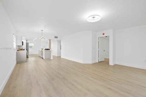 Condo in Pembroke Pines, Florida, 2 bedrooms  № 2003734 - photo 8