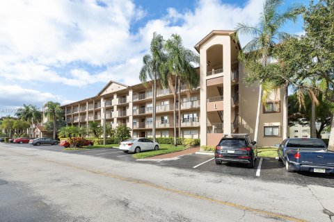 Condo in Pembroke Pines, Florida, 2 bedrooms  № 2003734 - photo 27