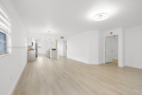 Condo in Pembroke Pines, Florida, 2 bedrooms  № 2003734 - photo 7