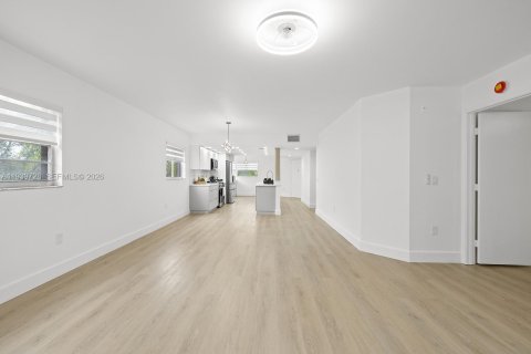 Condo in Pembroke Pines, Florida, 2 bedrooms  № 2003734 - photo 9