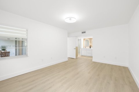 Condo in Pembroke Pines, Florida, 2 bedrooms  № 2003734 - photo 12