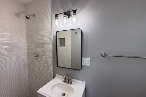 Villa ou maison à louer à Miami, Floride: 3 chambres, 100.71 m2 № 1987542 - photo 12