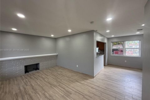 Villa ou maison à louer à Miami, Floride: 3 chambres, 100.71 m2 № 1987542 - photo 5
