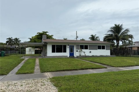 Villa ou maison à louer à Miami, Floride: 3 chambres, 100.71 m2 № 1987542 - photo 2