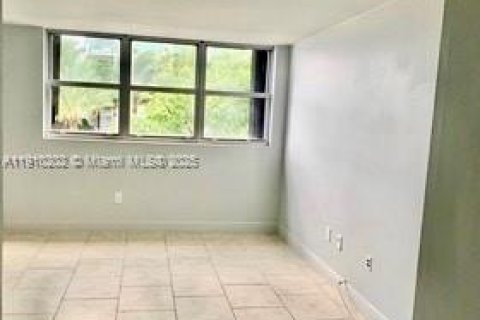 Condo in Miami, Florida, 1 bedroom  № 1971479 - photo 9