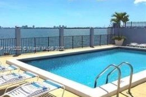 Condo in Miami, Florida, 1 bedroom  № 1971479 - photo 15