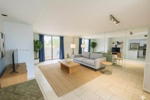 Condo in Miami, Florida, 1 bedroom  № 1971479 - photo 4