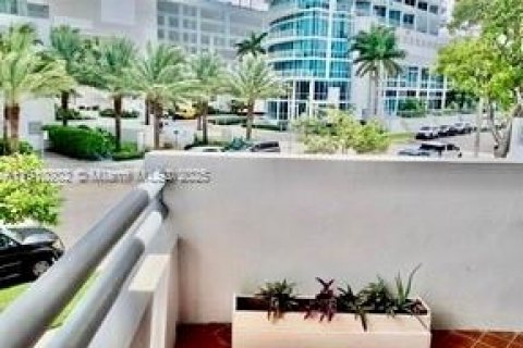 Condo in Miami, Florida, 1 bedroom  № 1971479 - photo 11