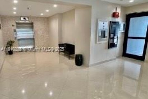 Condo in Miami, Florida, 1 bedroom  № 1971479 - photo 23