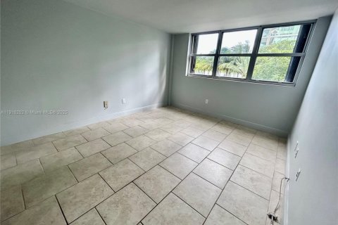 Condo in Miami, Florida, 1 bedroom  № 1971479 - photo 8