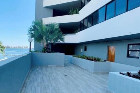 Condo in Miami, Florida, 1 bedroom  № 1971479 - photo 17