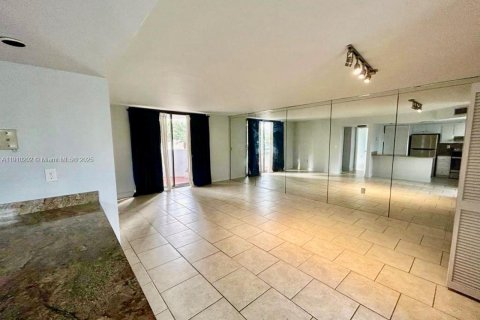 Condo in Miami, Florida, 1 bedroom  № 1971479 - photo 5