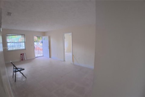 Снять в аренду виллу или дом в Майами-Гарденс, Флорида 3 спальни, 254.18м2, № 2034552 - фото 6