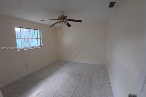 Снять в аренду виллу или дом в Майами-Гарденс, Флорида 3 спальни, 254.18м2, № 2034552 - фото 9