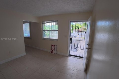 Снять в аренду виллу или дом в Майами-Гарденс, Флорида 3 спальни, 254.18м2, № 2034552 - фото 17