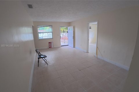 Снять в аренду виллу или дом в Майами-Гарденс, Флорида 3 спальни, 254.18м2, № 2034552 - фото 10