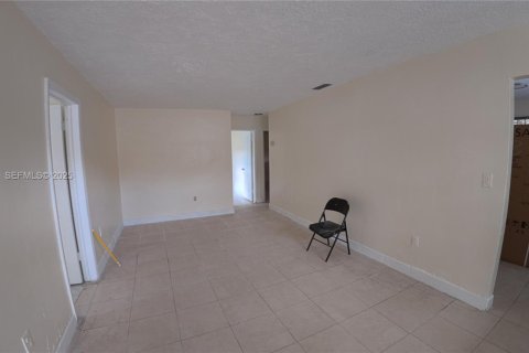 Снять в аренду виллу или дом в Майами-Гарденс, Флорида 3 спальни, 254.18м2, № 2034552 - фото 23