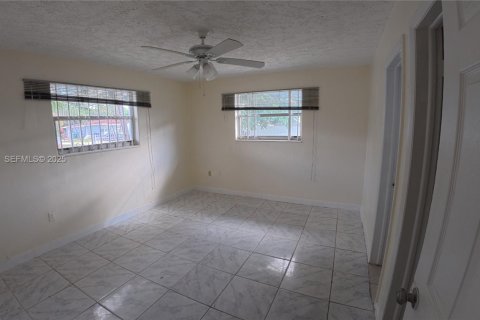 Снять в аренду виллу или дом в Майами-Гарденс, Флорида 3 спальни, 254.18м2, № 2034552 - фото 22
