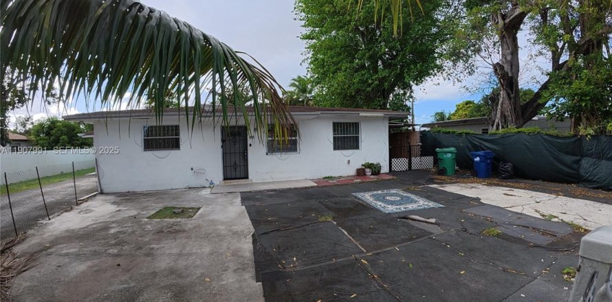 Дом в Майами-Гарденс, Флорида 3 спальни, 254.18м2 № 2034552