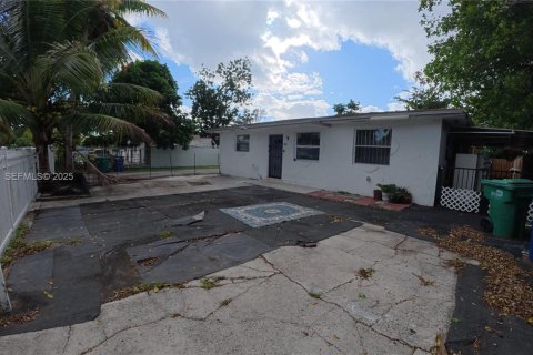 Снять в аренду виллу или дом в Майами-Гарденс, Флорида 3 спальни, 254.18м2, № 2034552 - фото 3