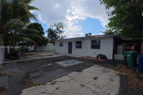 Снять в аренду виллу или дом в Майами-Гарденс, Флорида 3 спальни, 254.18м2, № 2034552 - фото 5