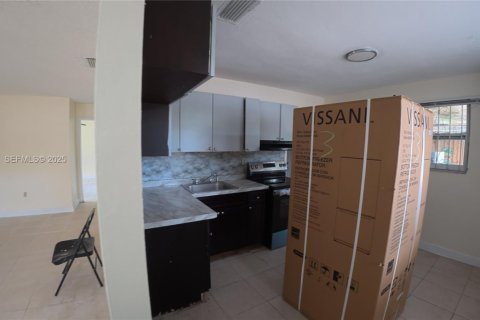 Снять в аренду виллу или дом в Майами-Гарденс, Флорида 3 спальни, 254.18м2, № 2034552 - фото 15