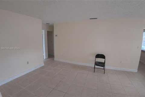 Снять в аренду виллу или дом в Майами-Гарденс, Флорида 3 спальни, 254.18м2, № 2034552 - фото 18