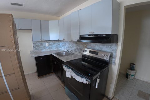 Снять в аренду виллу или дом в Майами-Гарденс, Флорида 3 спальни, 254.18м2, № 2034552 - фото 13