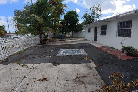 Снять в аренду виллу или дом в Майами-Гарденс, Флорида 3 спальни, 254.18м2, № 2034552 - фото 24