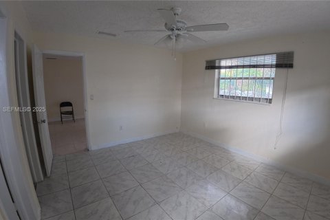 Снять в аренду виллу или дом в Майами-Гарденс, Флорида 3 спальни, 254.18м2, № 2034552 - фото 19