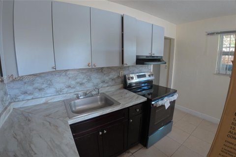 Снять в аренду виллу или дом в Майами-Гарденс, Флорида 3 спальни, 254.18м2, № 2034552 - фото 14