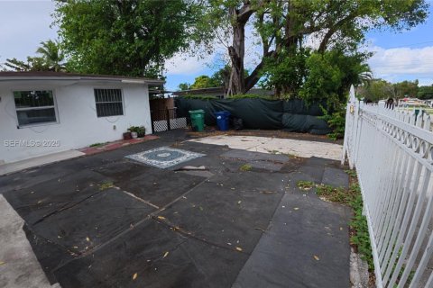 Снять в аренду виллу или дом в Майами-Гарденс, Флорида 3 спальни, 254.18м2, № 2034552 - фото 2