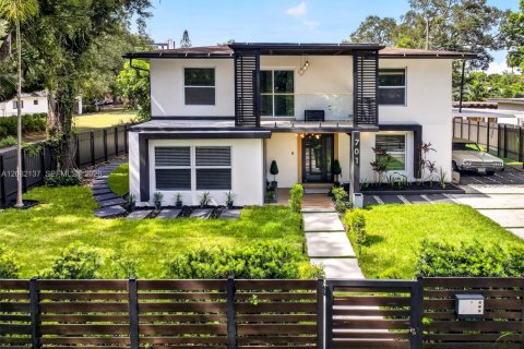 House in Miami, Florida 3 bedrooms, 173.91 sq.m. № 2352516
