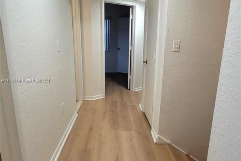 Condo in Miami, Florida, 4 bedrooms  № 1925117 - photo 7