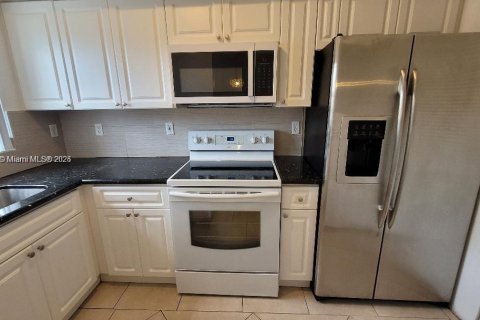 Condo in Miami, Florida, 4 bedrooms  № 1925117 - photo 4