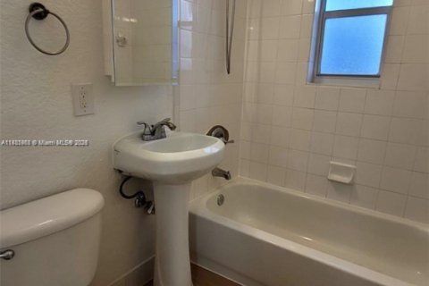Condo in Miami, Florida, 4 bedrooms  № 1925117 - photo 9