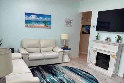 House in Vero Beach, Florida 4 bedrooms, 176.51 sq.m. № 2421224 - photo 2