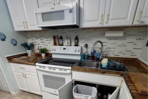 House in Vero Beach, Florida 4 bedrooms, 176.51 sq.m. № 2421224 - photo 17