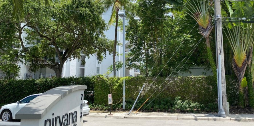 Condominio en Miami, Florida, 1 dormitorio № 1697513