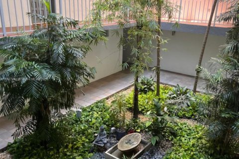 Condominio en venta en Miami, Florida, 1 dormitorio, 72 m2 № 1697513 - foto 2