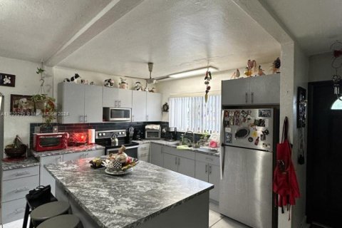 Casa en venta en Miami, Florida, 3 dormitorios, 170.2 m2 № 1702996 - foto 2