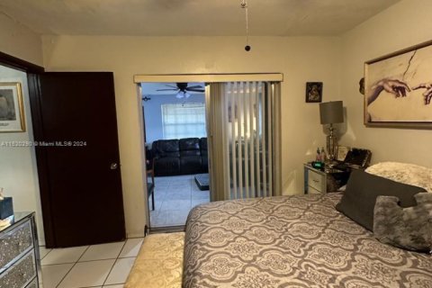 Casa en venta en Miami, Florida, 3 dormitorios, 170.2 m2 № 1702996 - foto 9