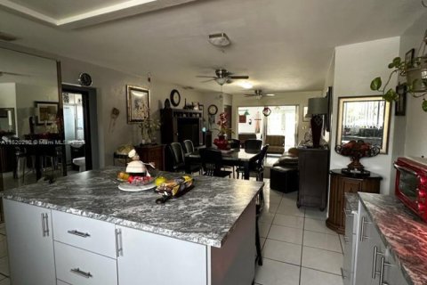 Casa en venta en Miami, Florida, 3 dormitorios, 170.2 m2 № 1702996 - foto 3